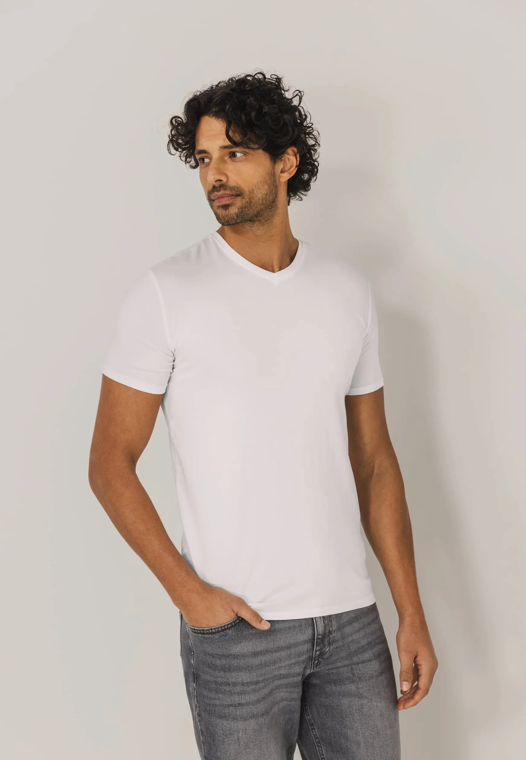 ESSENTIALS T-shirt met V-hals