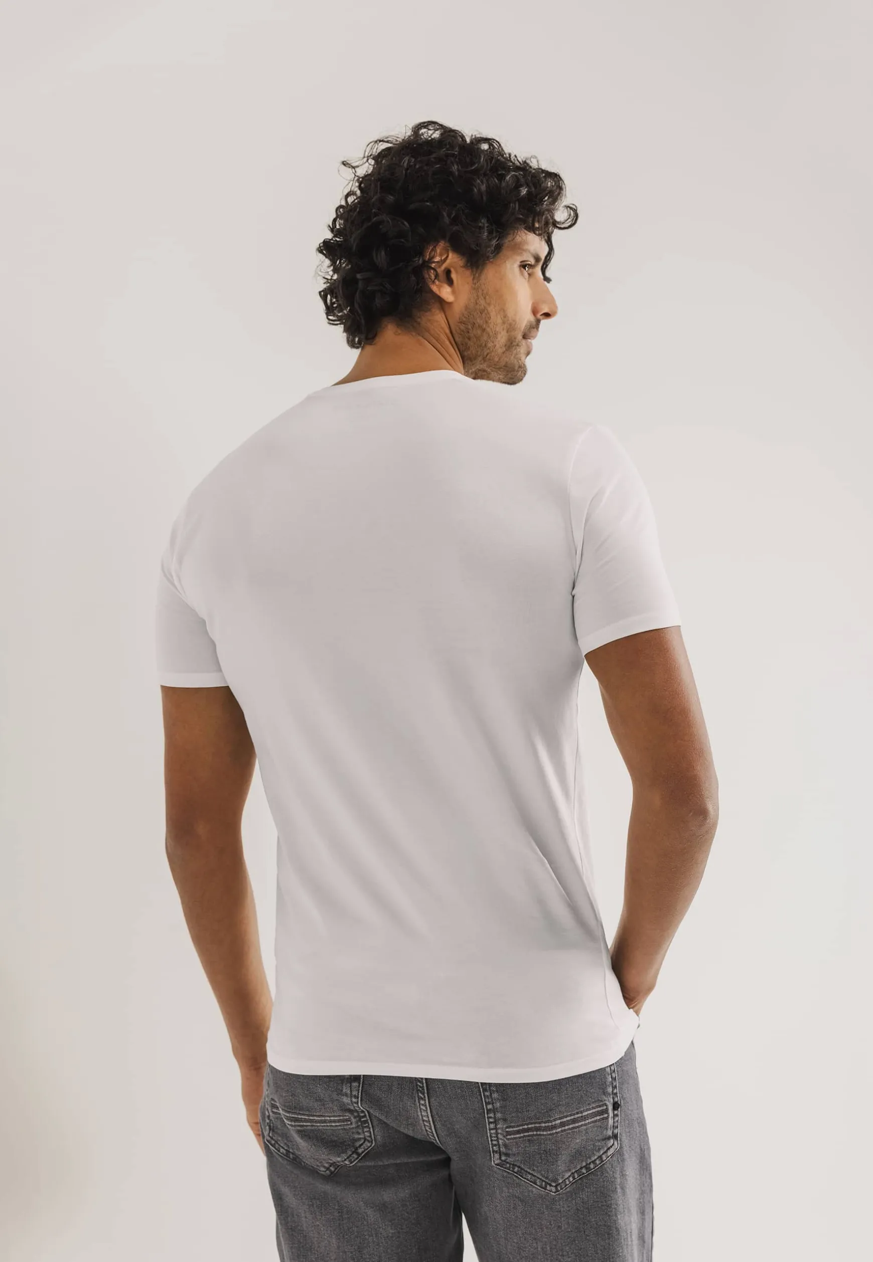 ESSENTIALS T-shirt met V-hals