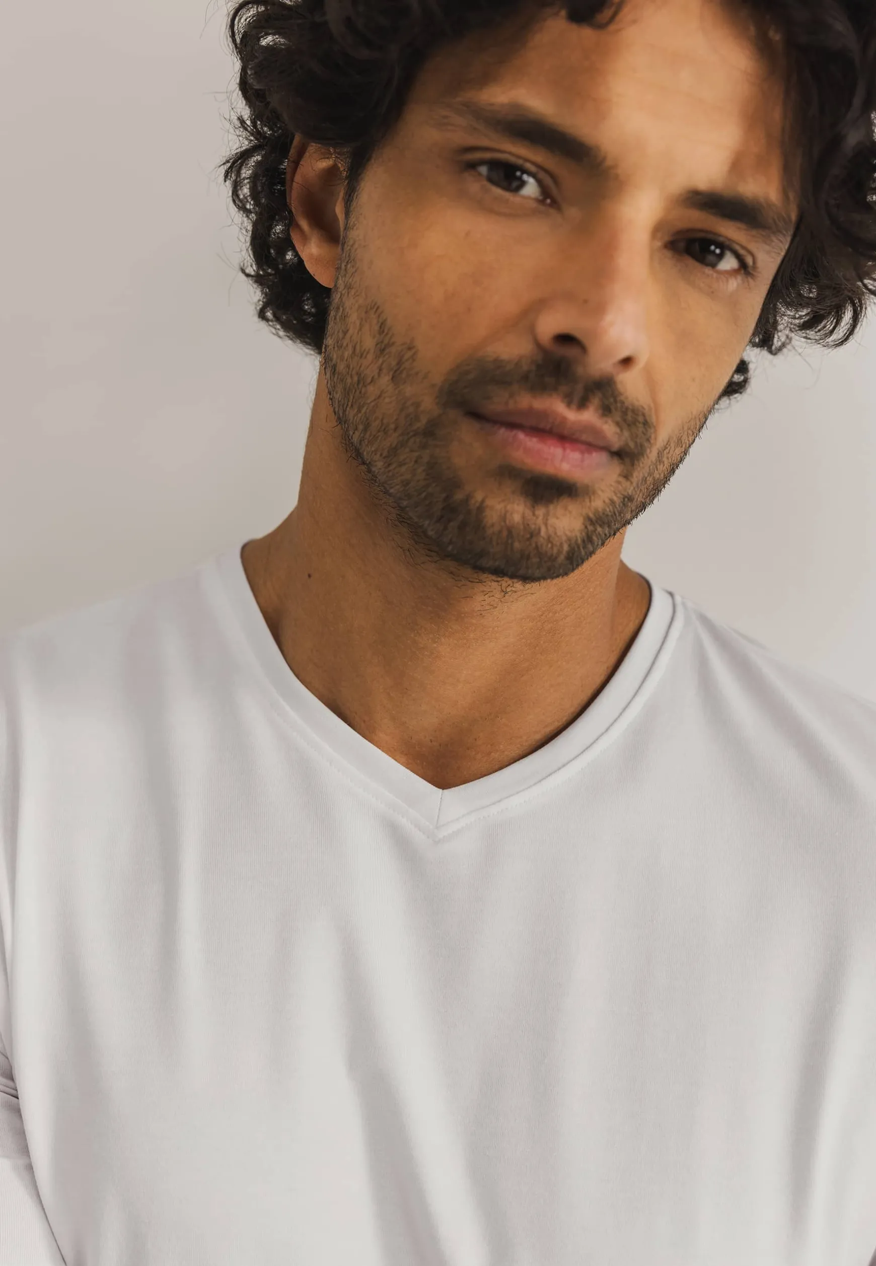 ESSENTIALS T-shirt met V-hals